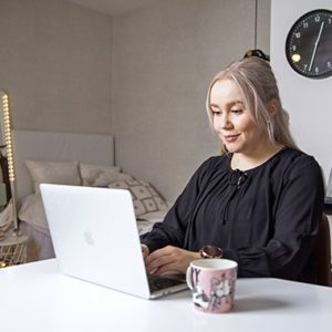 Oikeustieteen opiskelija Milja Hyppönen istuu tietokoneen ääressä kotonaan