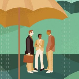 Kolme henkilöä seisomassa ison sateenvarjon alla suojassa sateelta.