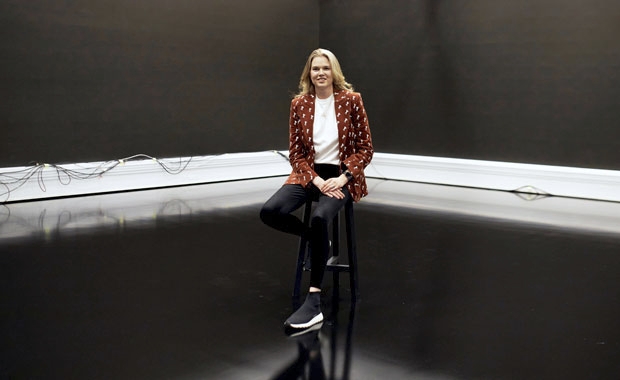 Leia Ahlström istumassa MTV:n studiossa korkealla jakkaralla.